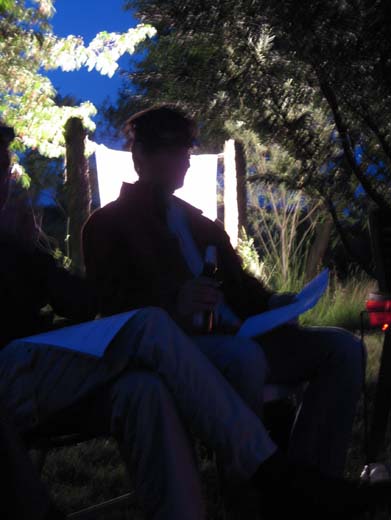 Tam wón sedźi, naš mordar Chortnik. (Jurij)<br />Jenož, hdźe ma swoju mordarsku motyku?