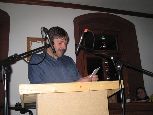 Daniel Rachela zahaji jako prěni zmužity poetry slam z hrónčkami wo ródnej wsy.