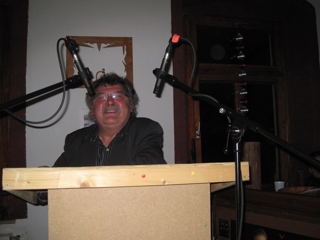 Najstarši poet wječora bě Beno Budar, kiž spontanje jednu ze swojich basnjow přednjese.