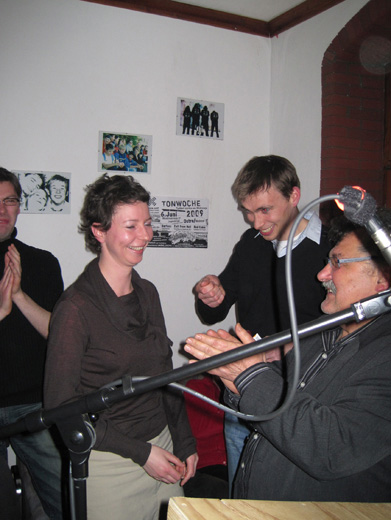 Dobyćer prěnjeje serbskeje poetry slam bu jednohłósnje z třistronskej basnju mnohostronski Pětr Šołta (srjedźa we wobrazy).